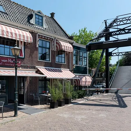 Hof Holland אדם